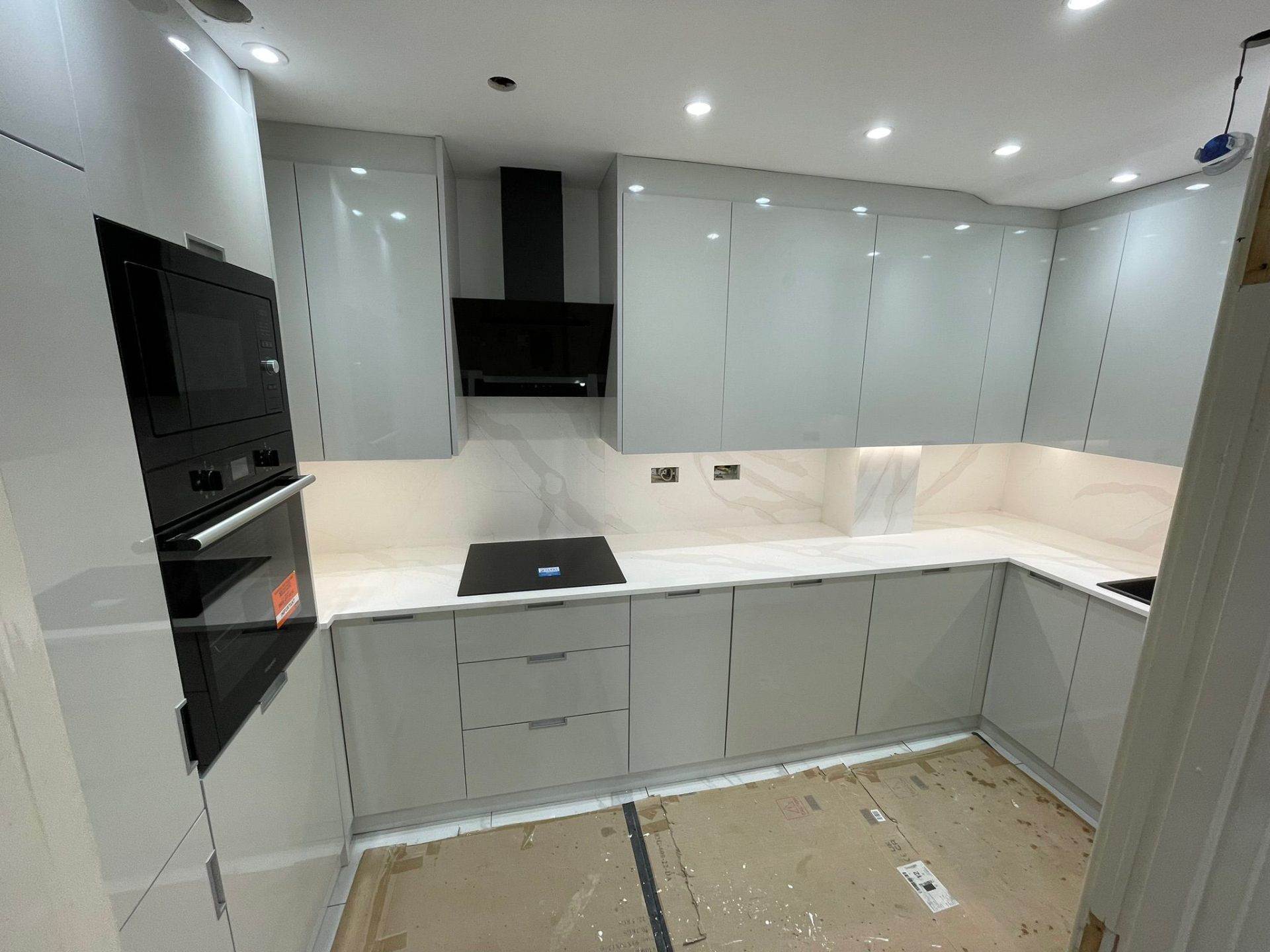Modern handleless kitchen in grey with integrated appliances
